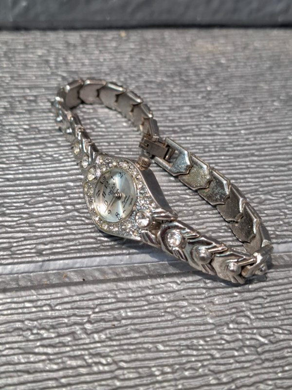 Часы наручные Omax Quartz