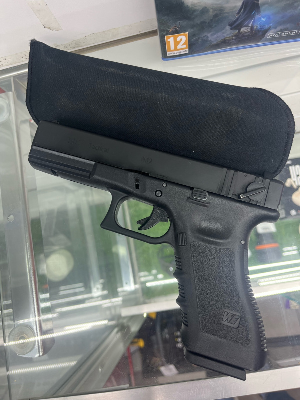 страйкбольный пистолет  WE Glock 18C