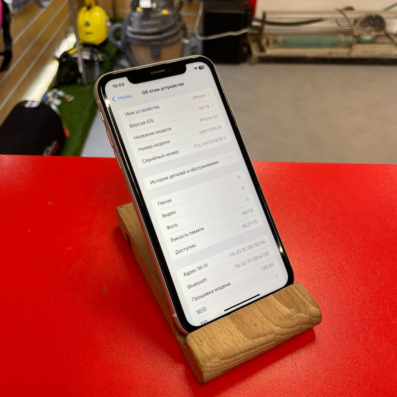 Мобильный телефон Apple iPhone XR