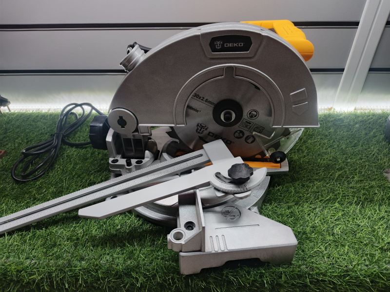 Торцовочная пила Deko DKMS210