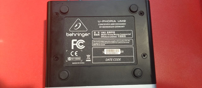звуковая карта Behringer U-PHORIA UM2