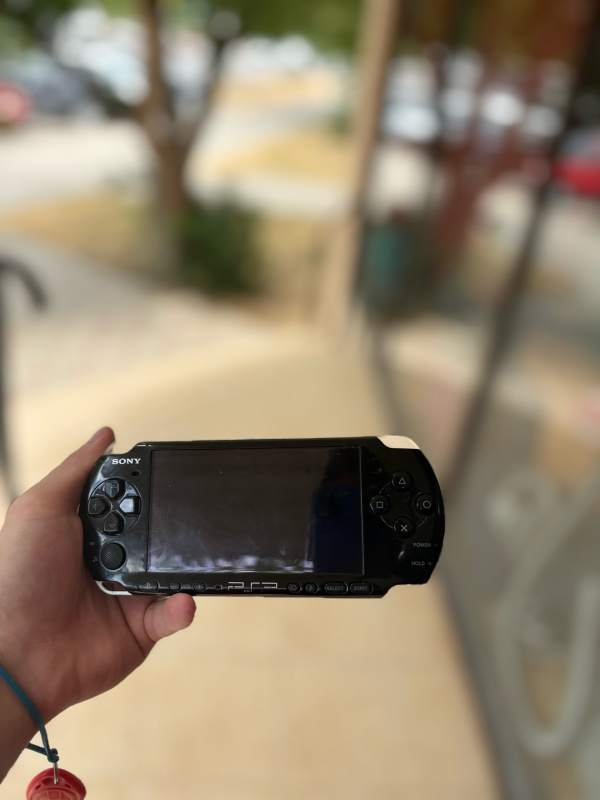 Игровая приставка Sony psp 3008 шитая с играми