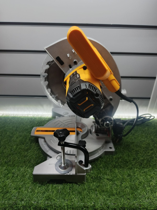 Торцовочная пила Deko DKMS210