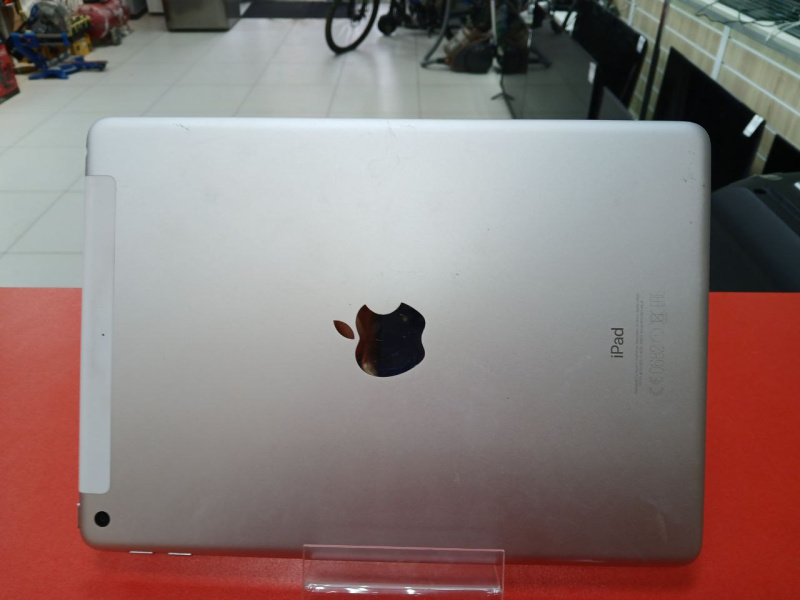 Планшет Apple iPad (5-го поколения) (2017)