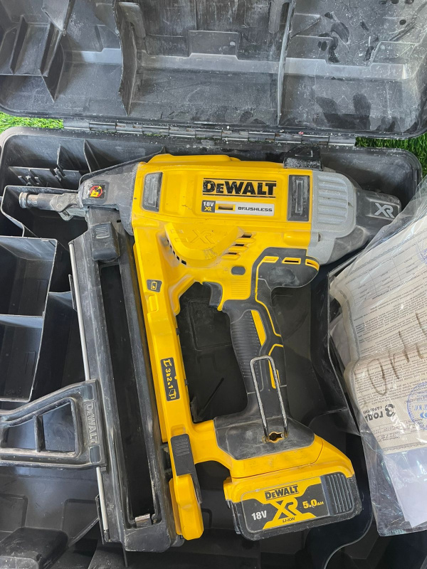 Пневмопистолет Dewalt dewallt xr li-ion dcn890